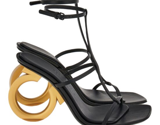 Ferragamo apresenta: sandália Elina para primavera-verão 2023 Economia