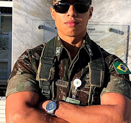Militar faz sucesso na plataforma Privacy vendendo conteúdo Moda