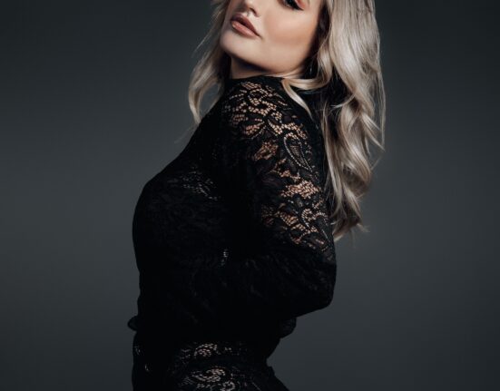 Com relatos pessoais, Bruna Griphao explora potência vocal no single "Queimar" Notícias