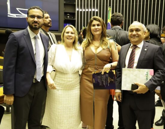 Câmara dos Deputados realiza sessão solene em homenagem aos 33 anos do Sindjus Moda