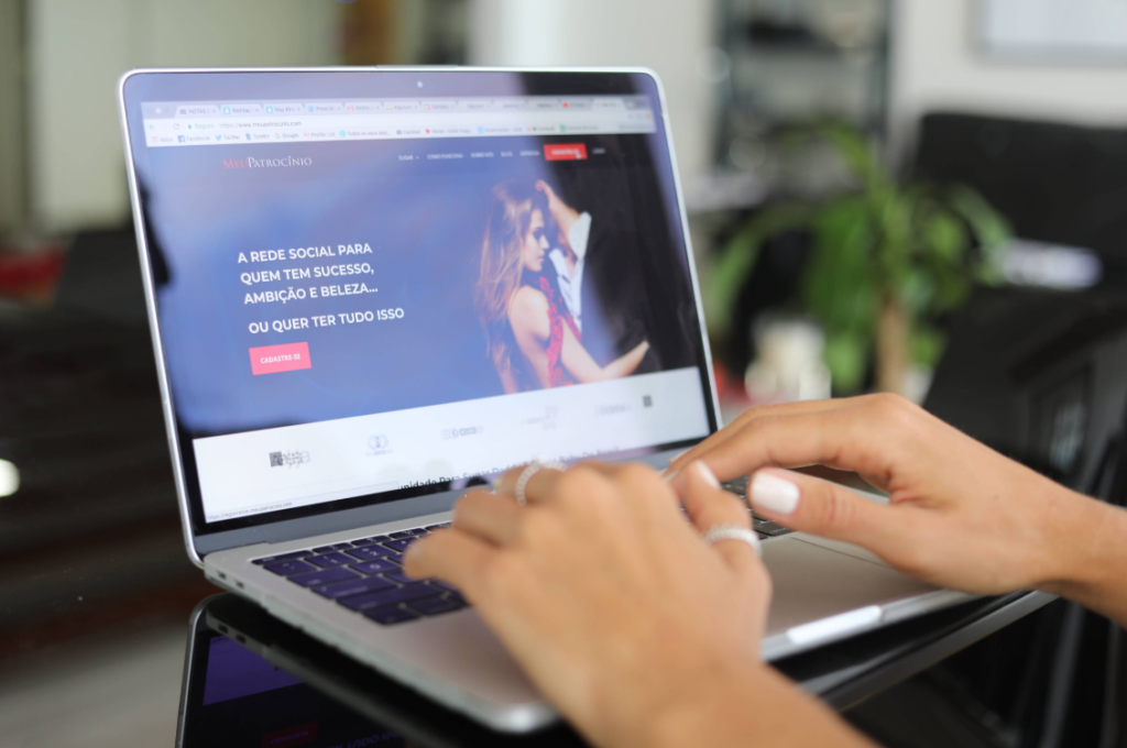 Especialista explica como evitar golpes em sites de relacionamento Notícias