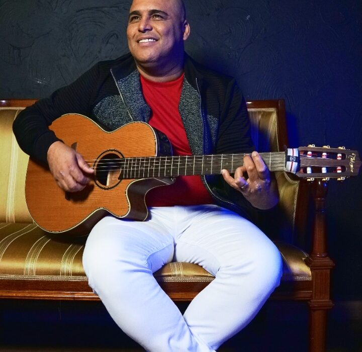 Cantor Kasser Rodrigues dá um presente para o Dia dos Namorados Geral