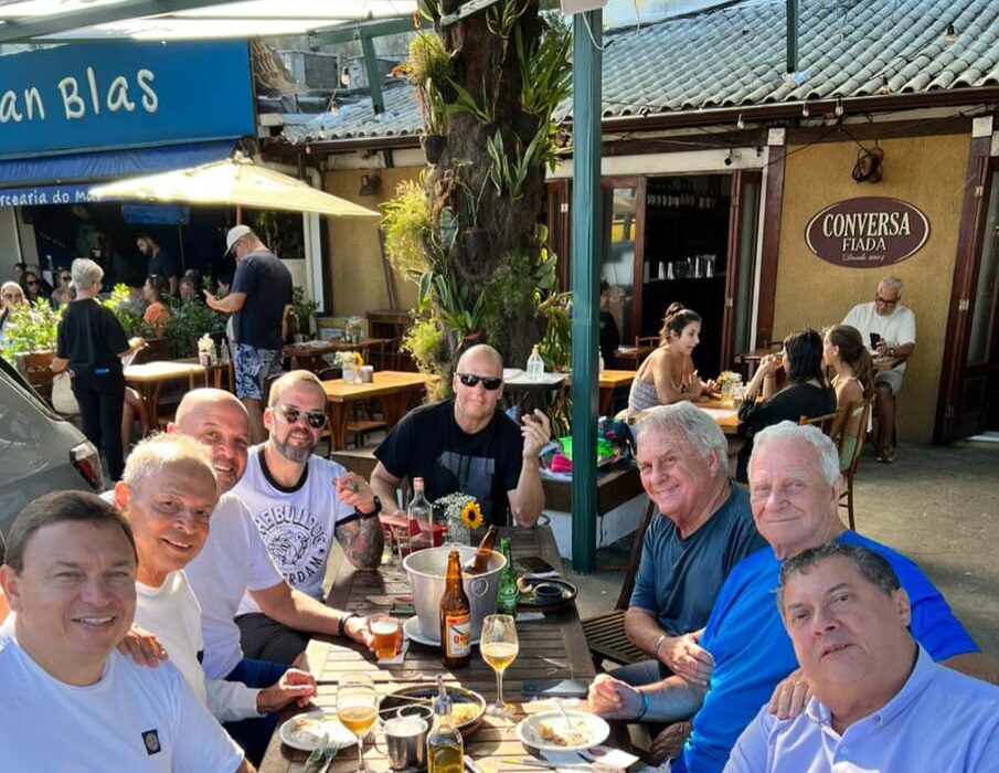 Confraternização Colunismo Social