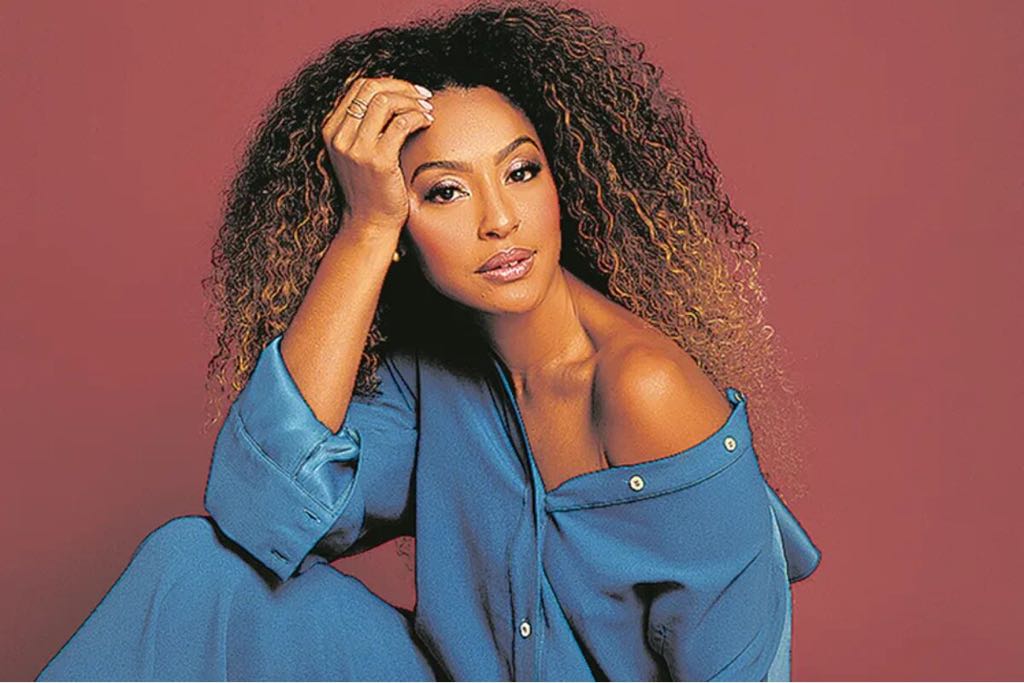 Atriz Renata Dominguez fala sobre maternidade e os desafios das mulheres com 40 anos ou mais no podcast Vitacast Celebridades