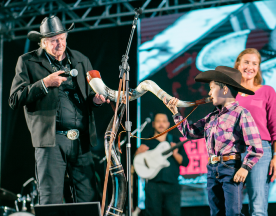 Menino de 8 anos sobe ao palco e toca berrante ao lado de Sérgio Reis durante show, em Nova Veneza, Goiás Rio de janeiro