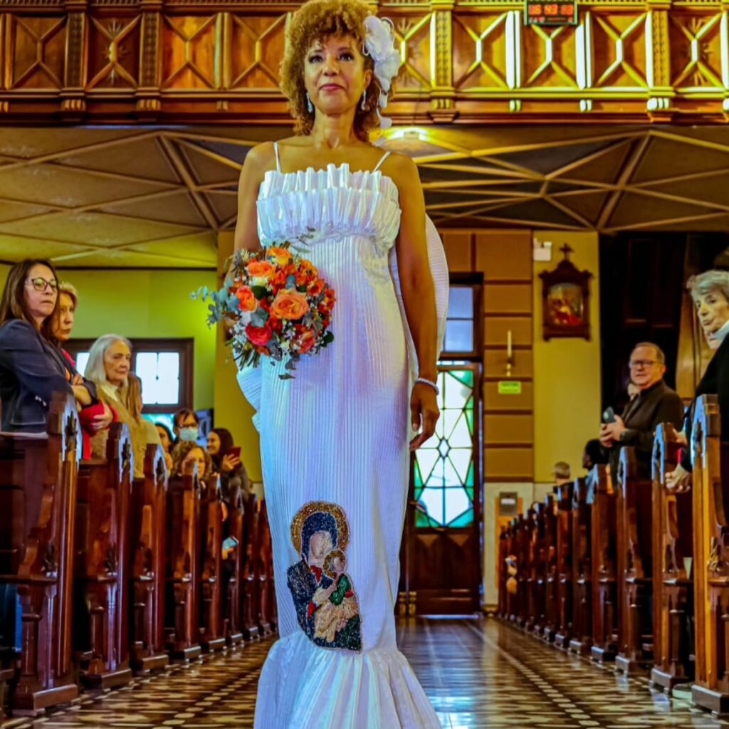 Estilista Edson Eddel promove o primeiro desfile de noivas do mundo dentro de uma igreja Moda