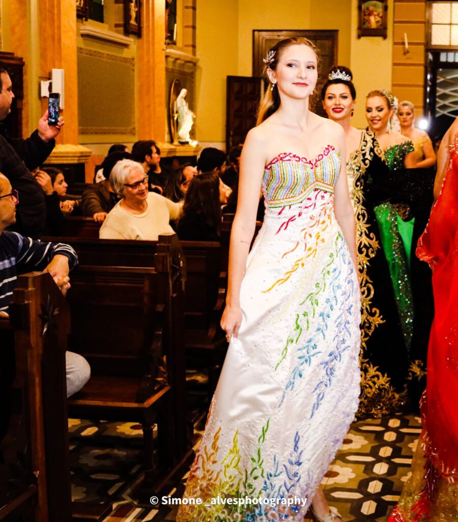 Estilista Edson Eddel promove o primeiro desfile de noivas do mundo dentro de uma igreja Moda