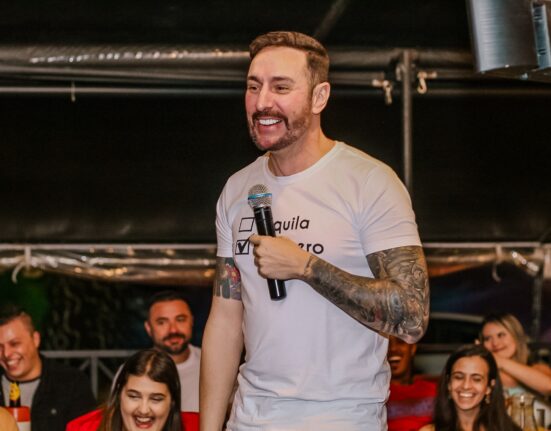 O humorista Diego Albuquerque - anuncia show no Teatro Bradesco e no exterior, após deixar fila de espera em show Celebridades