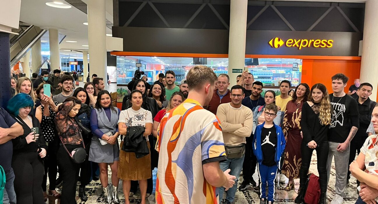 Paul Cabannes realizou show de stand up na porta da Livraria Cultura após fechamento: "Ato de resistência" Cultura