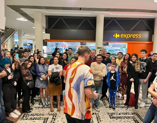 Paul Cabannes realizou show de stand up na porta da Livraria Cultura após fechamento: "Ato de resistência" Diversão