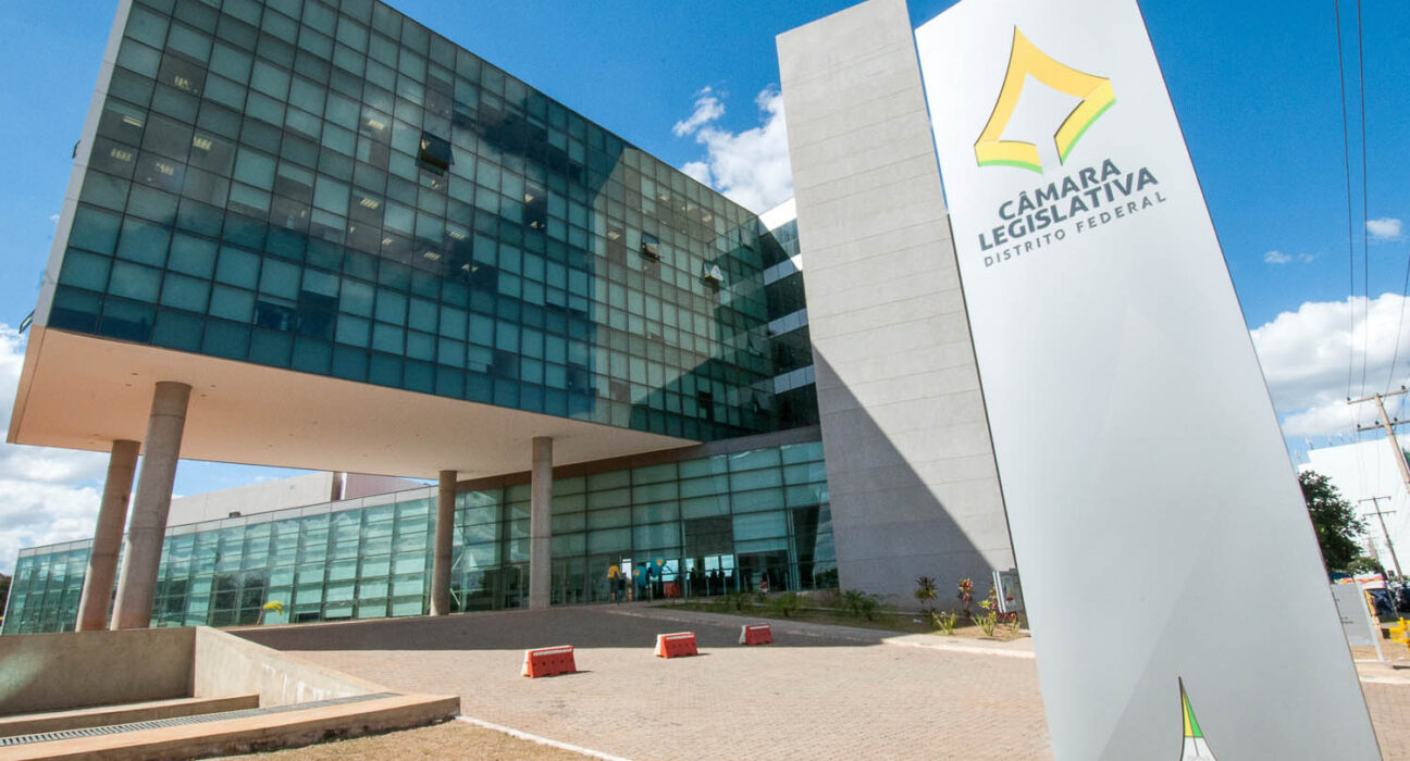 Jornalista de Brasília é quase tirada a força da Supervisão de Comunicação da Câmara Distrital Notícias