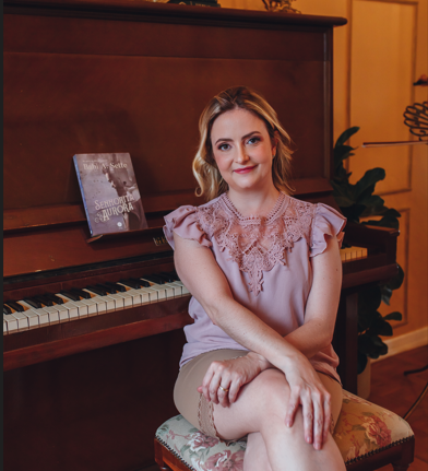 Escritora Babi A. Sette, famosas por seus romances de época, prepara novo livro young adult após 5 anos cinema