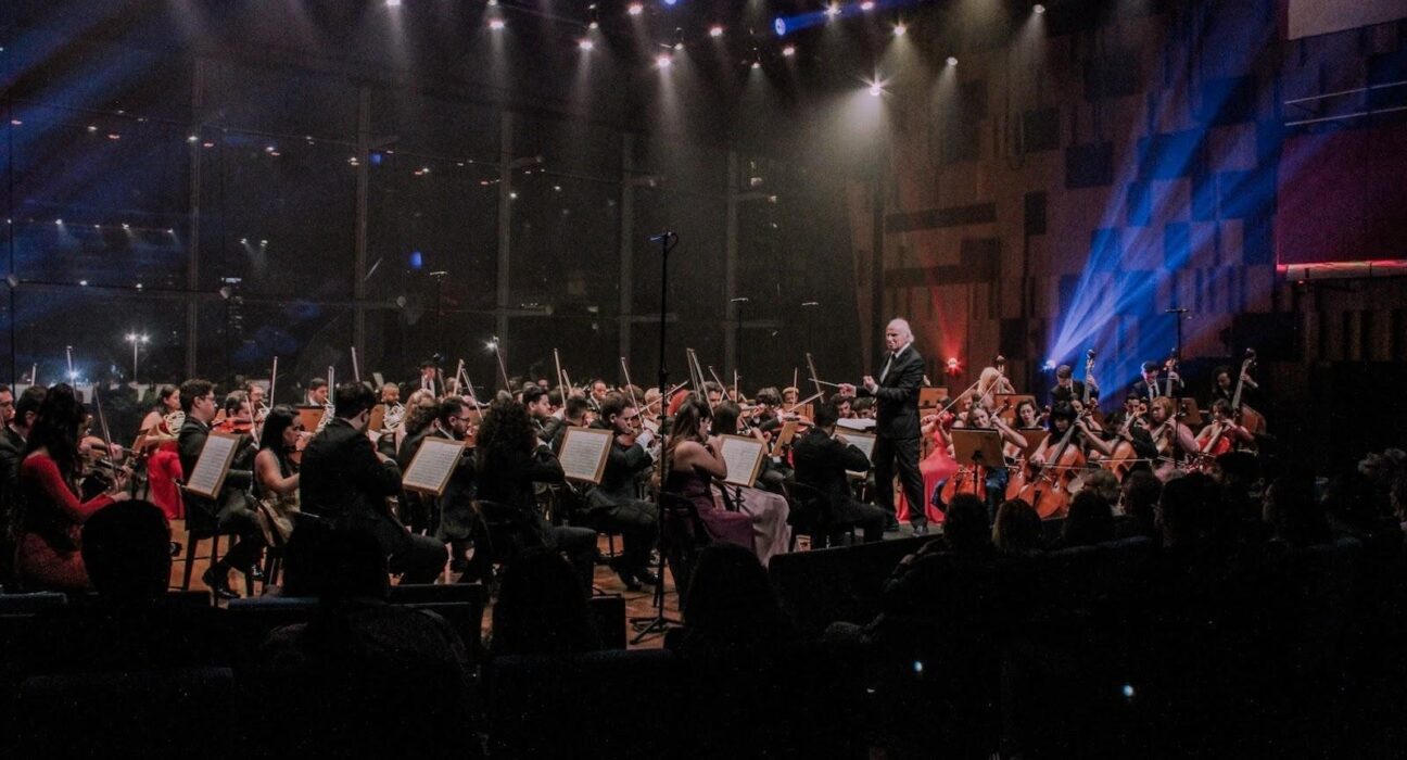 Orquestra Sinfônica Heliópolis e maestro Isaac Karabtchevsky retornam ao palco do Teatro B32 Eventos