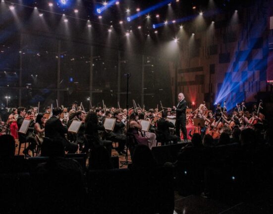 Orquestra Sinfônica Heliópolis e maestro Isaac Karabtchevsky retornam ao palco do Teatro B32 Eventos