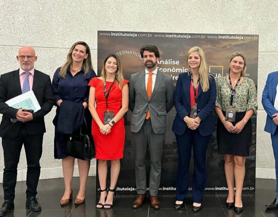 Simpósio, em Lisboa Colunismo Social