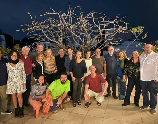 Confraternização Colunismo Social