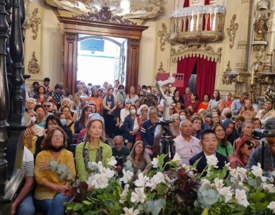 Igrejinha lotada Colunismo Social