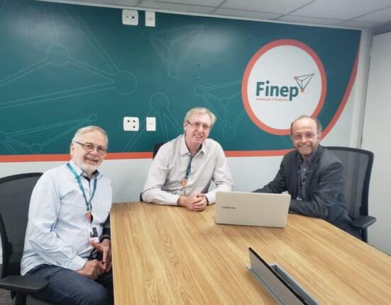 Visita histórica Colunismo Social