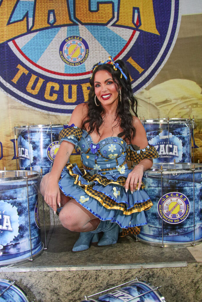 Com look moderno, apresentadora Carla Prata participa de Arraiá em São Paulo Moda