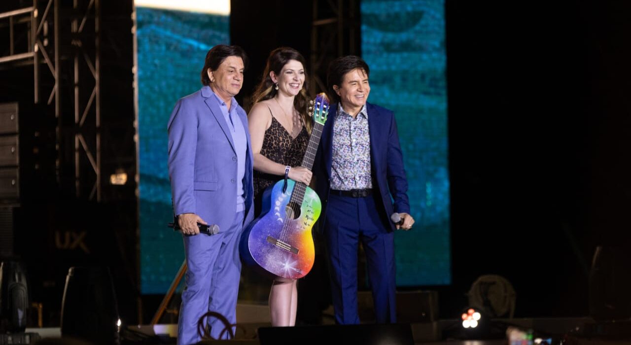 Carol Paiffer arremata violão comemorativo dos 50 anos de Chitãozinho & Xororó em prol da ONG Amigos do Bem Música