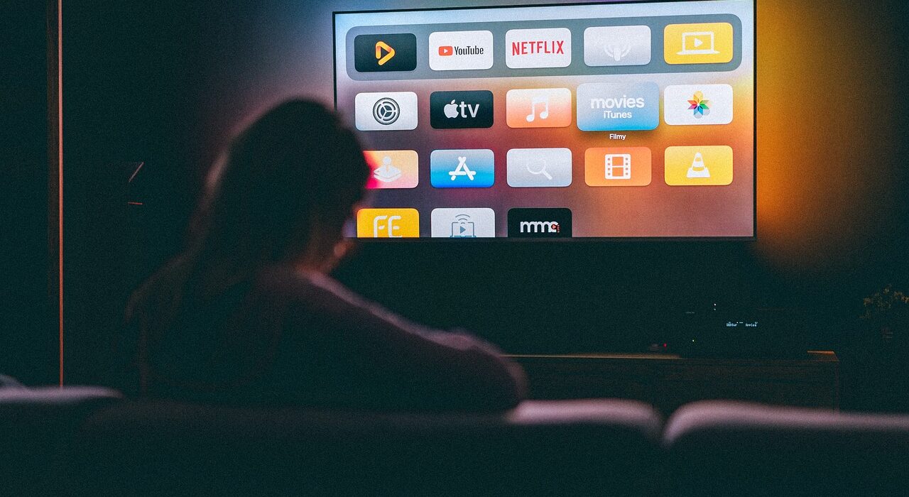 Com aumento do consumo de streaming, modelos FAST e AVOD se popularizam entre as empresas e consumidores cinema