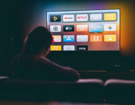 Com aumento do consumo de streaming, modelos FAST e AVOD se popularizam entre as empresas e consumidores cinema