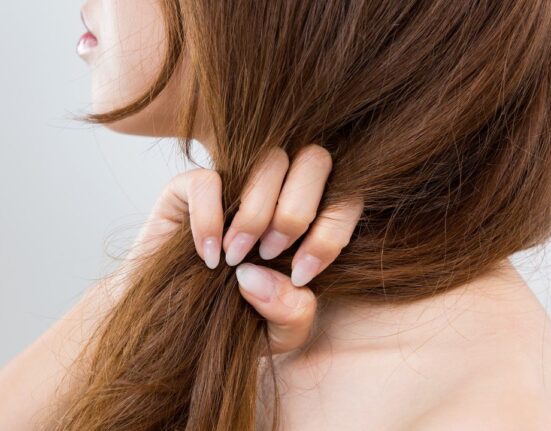 Evite o frizz introduzindo esses 9 hábitos na sua rotina capilar Geral