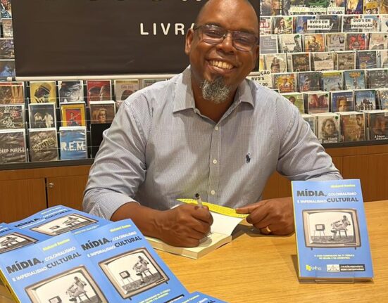 Richard Santos lança o livro "Mídia, colonialismo e imperialismo cultural: o caso comparado da TV pública no Brasil e na Argentina" Eventos
