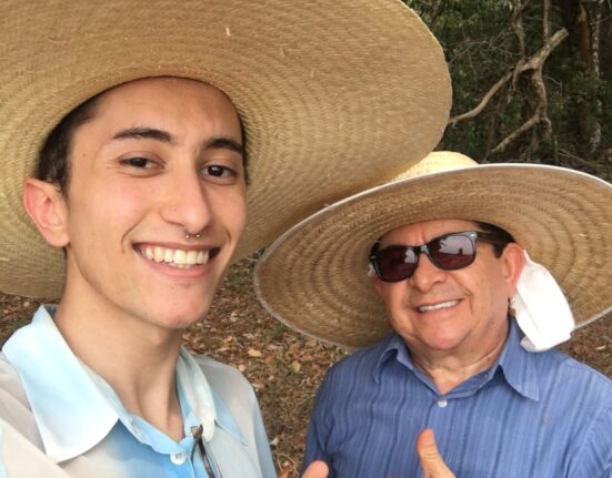 Solimões viraliza na web com flagra ao assistir pela primeira vez novo clipe de Gabeu Cultura