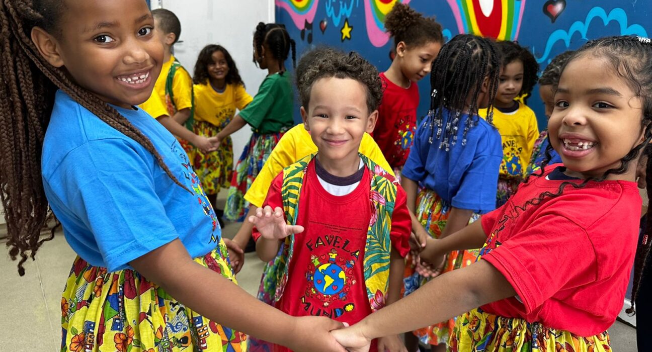 ONG Favela Mundo celebra 13 anos levando 80 pessoas ao teatro Notícias