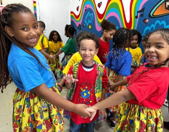 ONG Favela Mundo celebra 13 anos levando 80 pessoas ao teatro Cultura