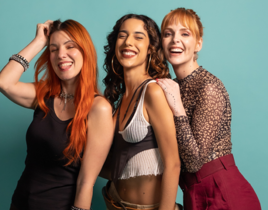 Marina Sena comemora aniversário triplo com Titi Müller e MariMoon no Acessíveis Cast cinema