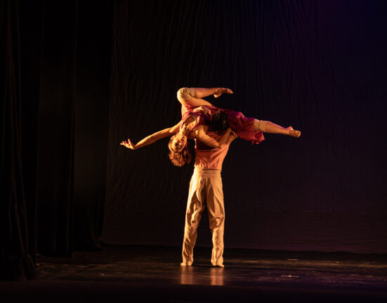 Espetáculo "CHICO, CANTO E CORPO" atravessa o Atlântico Colunismo Social