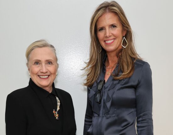 Hillary Clinton assina a produção executiva do documentário "Below the Belt" que terá a presença da cineasta Shannon Cohn cinema