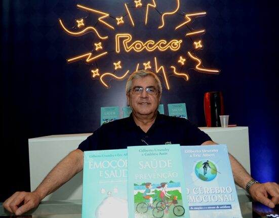 Autógrafos na Bienal Notícias