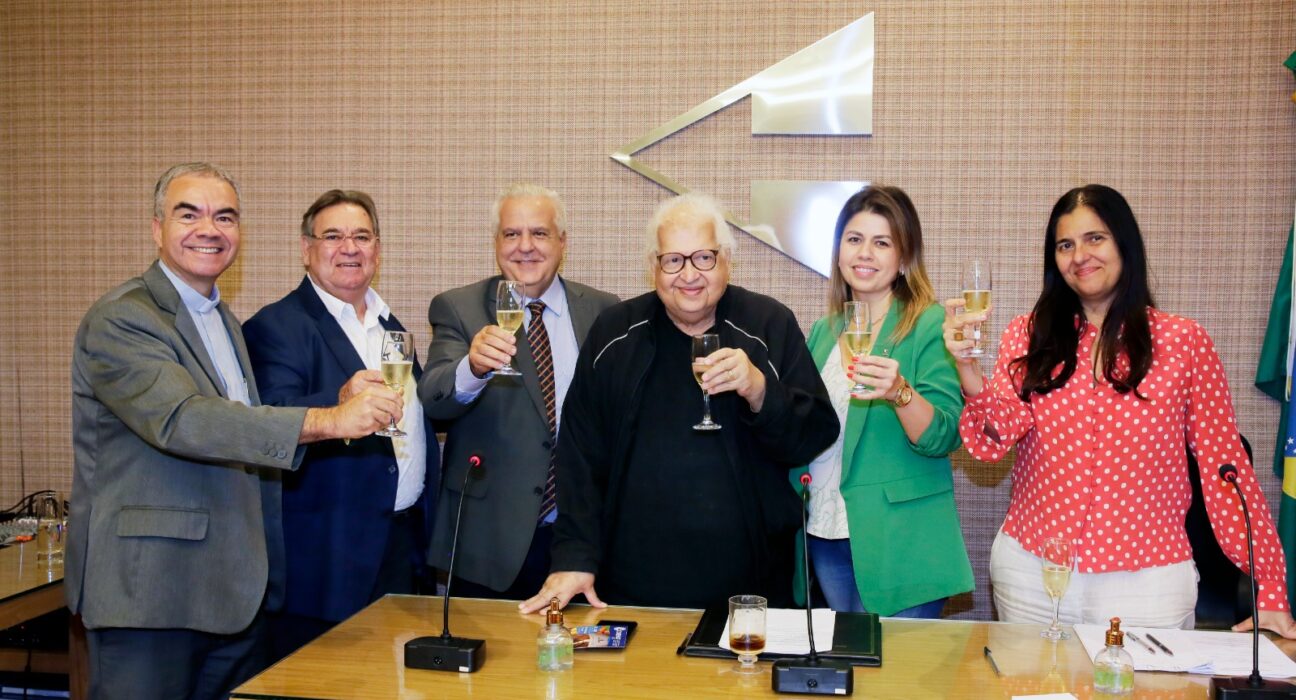 Professor Serpa, reeleito por aclamação Colunismo Social