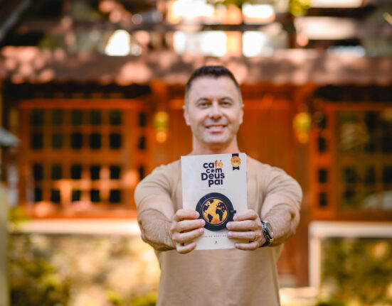 Autor do Best Seller "Café com Deus Pai", Junior Rostirola, é presença confirmada na Bienal do Livro do Rio de Janeiro 2023 Economia