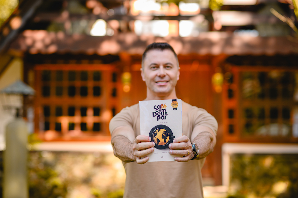 Autor do Best Seller "Café com Deus Pai", Junior Rostirola, é presença confirmada na Bienal do Livro do Rio de Janeiro 2023 Cultura