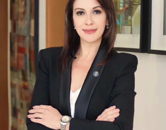 Mãe pratica sequestro internacional de sua filha, mas justiça americana determina retorno da criança para pai, no Brasil Saúde