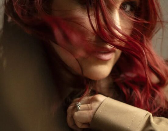 De cabelo vermelho, Dulce María é capa da Vogue México Celebridades