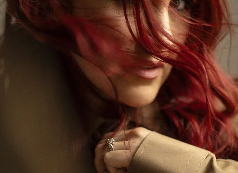 De cabelo vermelho, Dulce María é capa da Vogue México Beleza