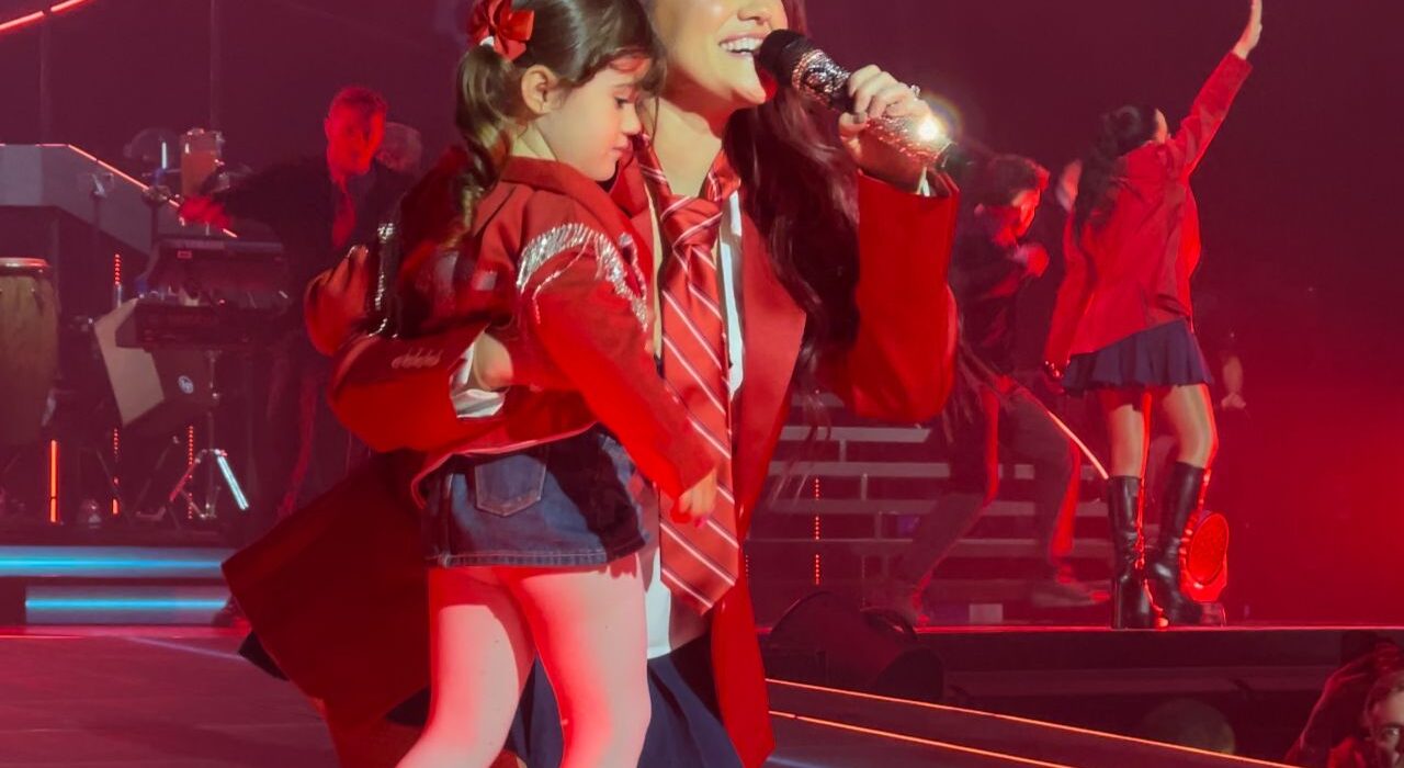 Dulce Maria emociona público ao levar a filha ao palco do show do RBD, no Madison Square Garden Música