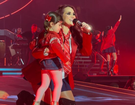 Dulce Maria emociona público ao levar a filha ao palco do show do RBD, no Madison Square Garden construção