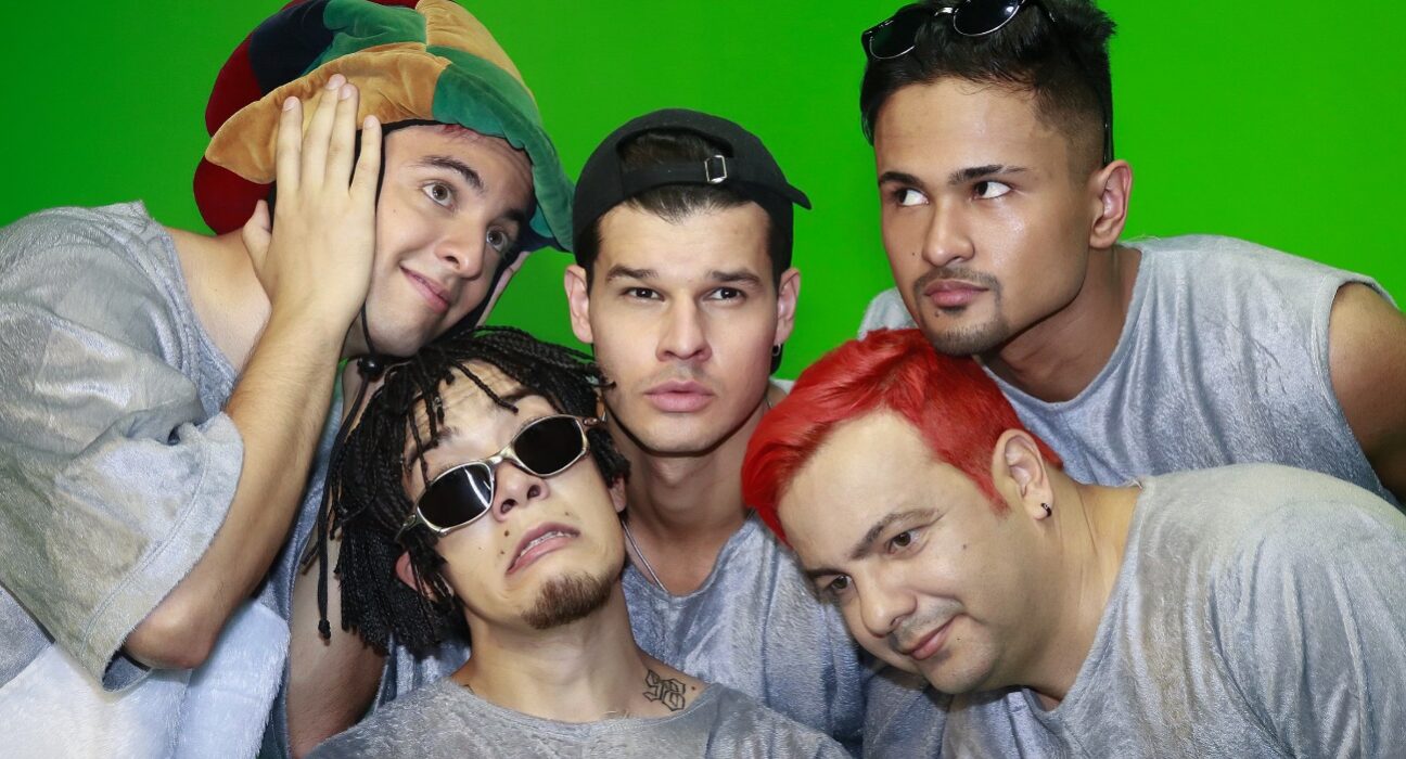 "Mamonas Assassinas" ganham homenagem da banda oficial do filme "O Impossível Não Existe" em apresentação única no Vibra São Paulo Eventos