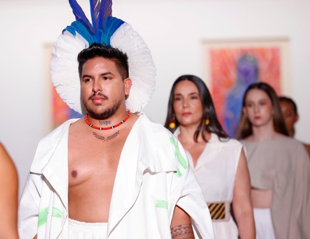 Desfile realizado no Museu Nacional da República destacou a cultura indígena e marca contagem regressiva para evento que acontece em novembro Moda