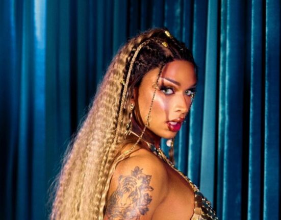 Lia Clark resgata suas raízes no funk com o lançamento de "Lia Clark: The Album" Internacional
