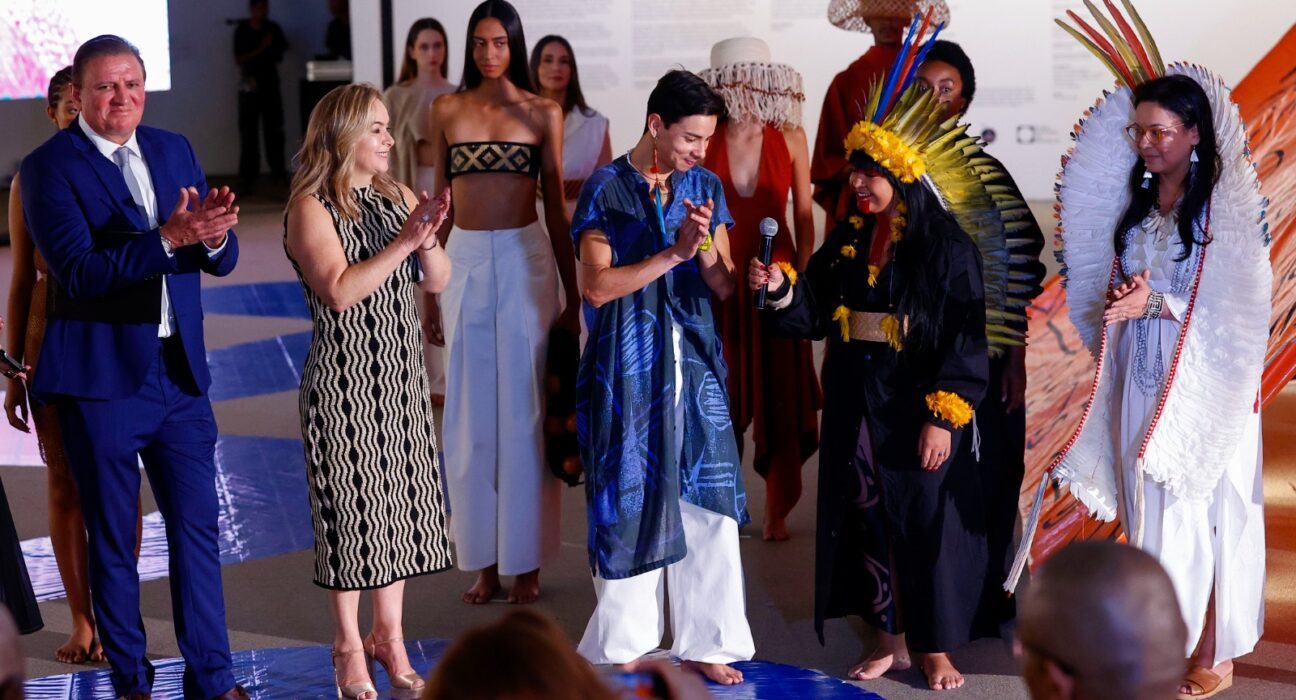 Desfile realizado no Museu Nacional da República destacou a cultura indígena e marca contagem regressiva para evento que acontece em novembro Moda