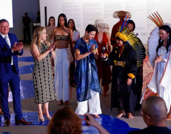 Desfile realizado no Museu Nacional da República destacou a cultura indígena e marca contagem regressiva para evento que acontece em novembro cinema