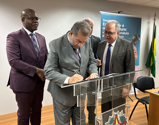 Assinatura de acordo Colunismo Social