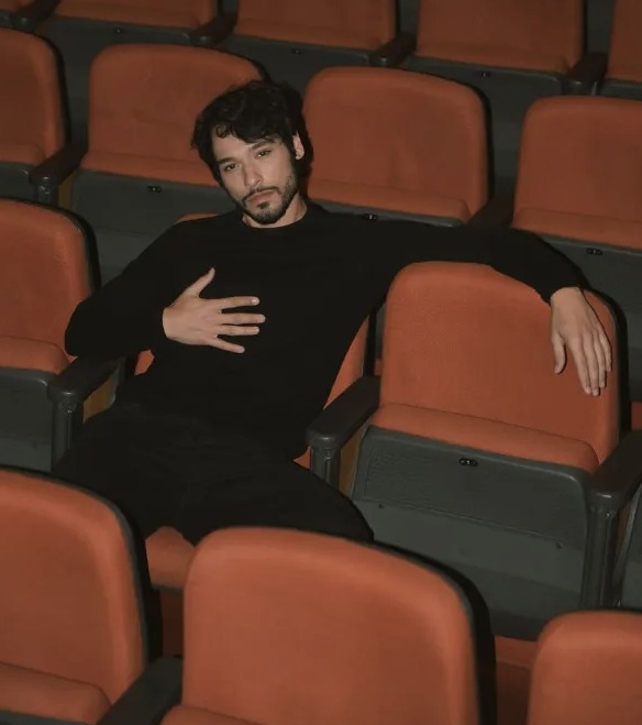 Ator Bruno Fagundes abre o coração em entrevista exclusiva sobre carreira, representatividade e cultura LGBTQIA+ Celebridades